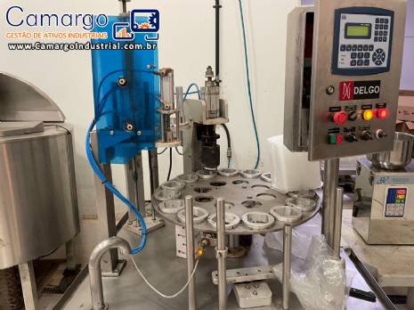 Seladora rotativa com selo de alum�nio para potes, copos e frascos Delgo