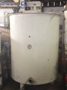 Tanque com capacidade para 2400 litros Tanque com capacidade para 2400 litros